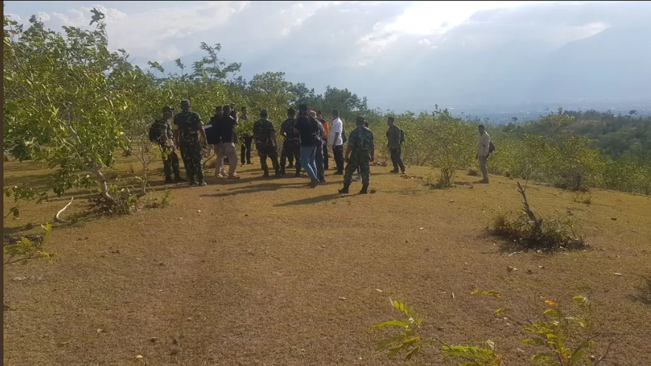 Panglima TNI Jenderal Hadi Tjahjanto dan Kepala BNPB Willem Rampangilei pun meninjau lahan untuk pemakaman massal korban gempa Palu di tempat pemakaman umum Paboya.
