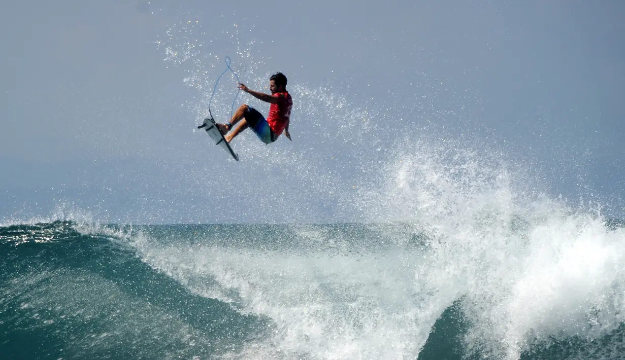 Italo Ferreira dari Brasil saat bersaing World Surf League Men's Championship 2018 di Keramas, Gianyar, di pulau resor Bali (2/6). (AFP Photo/Sonny Tumbelaka)