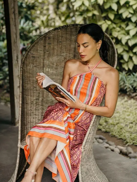 Meskipun sedang jalan-jalan, akan tetapi Sophia Latjuba tidak lupa untuk meluangkan waktu untuk hobinya yaitu membaca buku. (Foto: instagram.com/sophia_latjuba88)