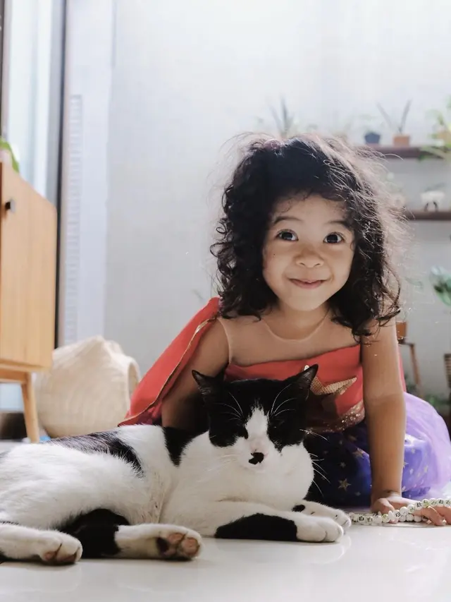 6 Potret Persahabatan Kinar dan Kucing Bernama Poco, Kisahnya Pernah Viral