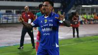 Penyerang Persib Bandung, Saddil Ramdani saat mencetak gol ke gawang Malut United. (Erwin Snaz/Bola.com)