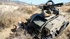 Tentara AS mengendalikan Multi-Utilitas Tactical Transport (MUTT) saat menggelar latihan militer Rim Pasifik (RIMPAC) 2016 di Camp Pendleton, Amerika Serikat, (13/7). MUTT merupakan tank kecil tanpa awak yang super canggih. (REUTERS / Mike Blake)