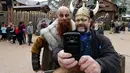 Pengunjung berselfie mengenakan kostum di Busch Gardens di Williamsburg, Virginia (7/4). Pengunjung berdandan dan mengenakan kostum yang berteman Viking. (AP Photo/Steve Helber)