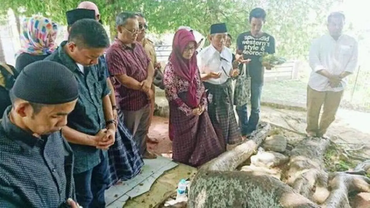 Demi Pilkada Berkah, Cagub Sulbar Sowan ke Makam Keramat Raja