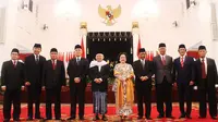 Kepala Dewan Pengarah dan Kepala Unit Kerja Presiden bidang Pembinaan Ideologi Pancasila (UKP-PIP) Yudi Latif (kiri) bersama sembilan anggota foto bersama usai pelantikan di Istana Negara, Jakarta, Rabu (7/6). (Liputan6.com)