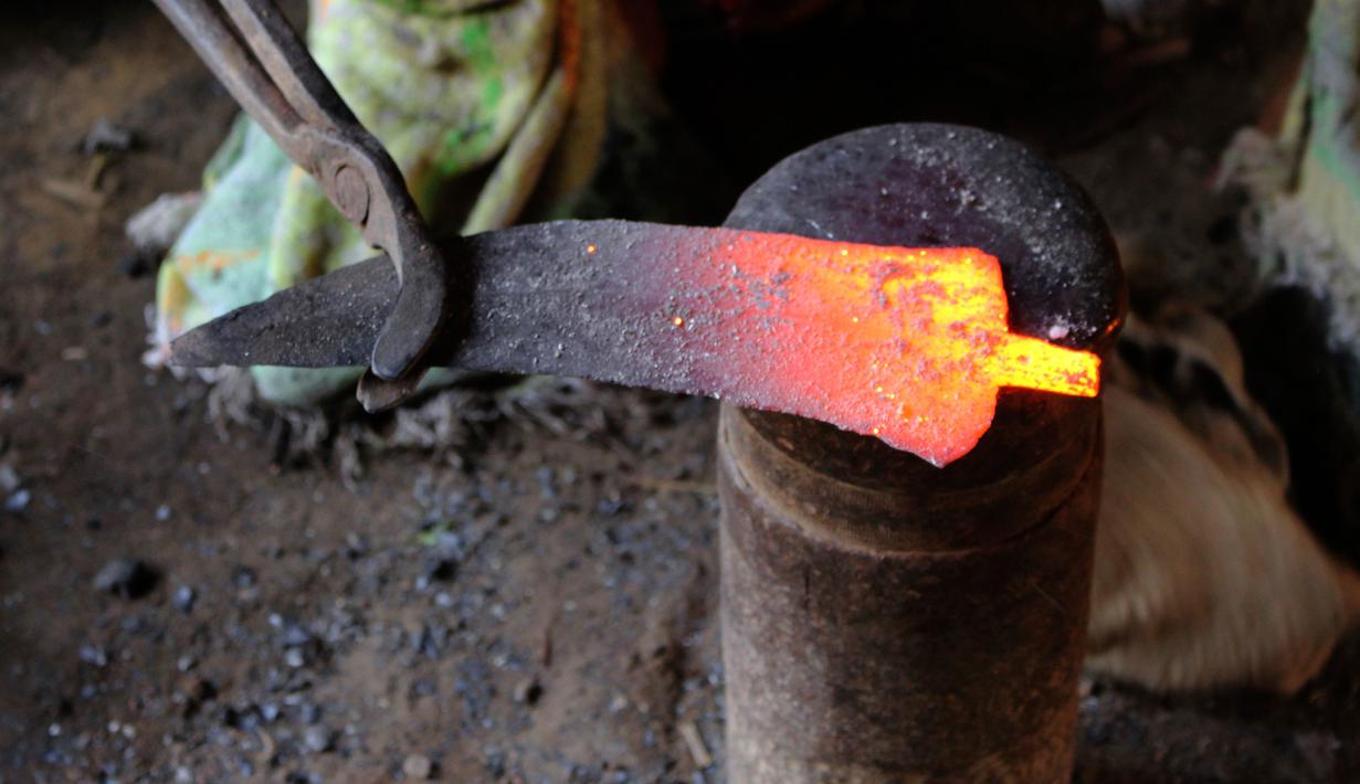 Foto 6 Oktober 2018, perajin membuat pisau tradisional, jambiya, dari sisa-sisa rudal di Hajjah. Jambiya merupakan pisau belati khas Yaman yang berbentuk melengkung dan biasa digunakan kaum pria sebagai simbol keberanian dan perhiasan. (AP/Hammadi Issa)