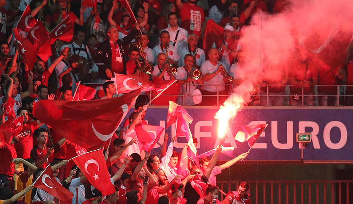 2. Menyalakan suar atau flare menjadi hal memalukan yang paling sering terjadi pada Piala Eropa 2016. Meski sudah melalui penjagaan ketat namun para fans tetap dapat membawa suar ke dalam stadion. (AFP/Valery Hache)
