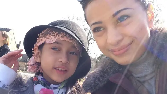 Tinggal di London, Ini 7 Potret Angie Virgin dan Anak Sulungnya