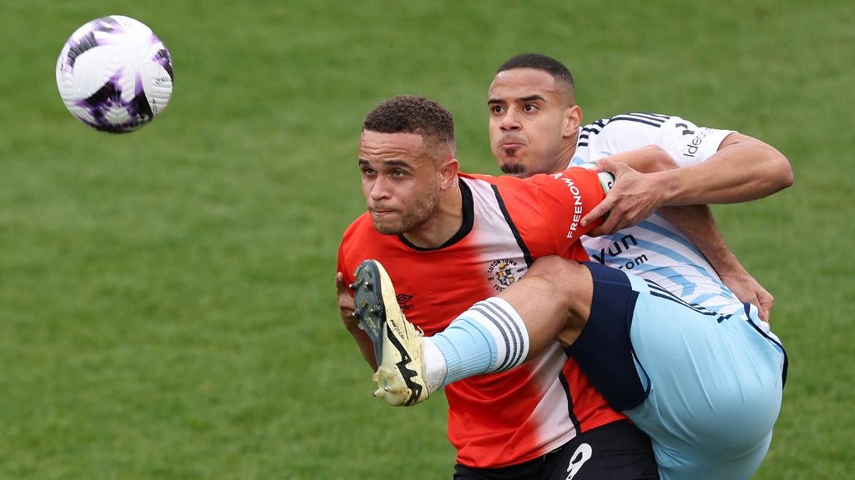 Top 3 Berita Bola: Manchester United Mencari Bek Masa Depan