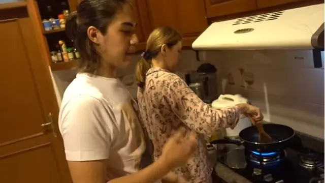 7 Momen Maia Estianty Masak di Rumah, Pakai Piyama dan Tanpa Makeup