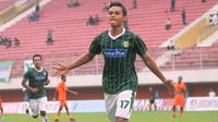 Persebaya Surabaya menjadi salah satu tim yang berambisi lolos ke kasta tertinggi (Bola.com/Ronald Seger)