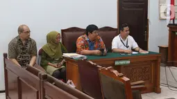 Kuasa hukum pihak pemohon saat mengikuti sidang praperadilan mantan Direktur Utama Perum Jasa Tirta II Djoko Saputro terhadap KPK di PN Jakarta Selatan, Selasa (15/10/2019). Sidang beragendakan jawaban dari pihak termohon yakni KPK. (Liputan6.com/Herman Zakharia)