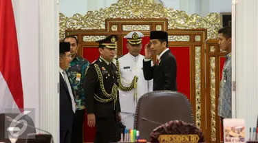 Presiden Joko Widodo dan Wakil Presiden Jusuf Kalla tiba untuk mengikuti rapat Kabinet di komplek Istana Kepresidenan, Jakarta, Rabu (1/9/2015). Rapat membahas krisis ekonomi yang sedang dilanda Indonesia saat ini. (Liputan6.com/Faizal Fanani)