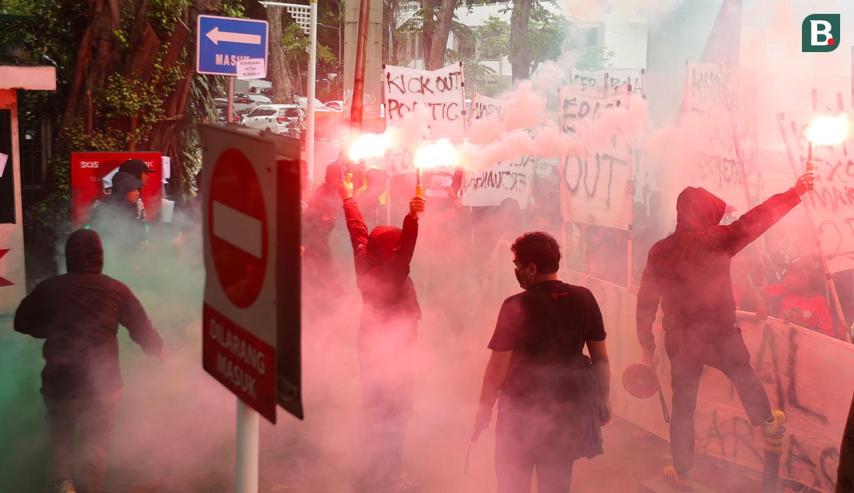 Suporter Timnas Indonesia, Ultras Garuda, menyalakan flare saat menggelar aksi unjuk rasa di depan Kantor PSSI, GBK Arena, Senayan, Jakarta Pusat, Jumat (14/11/2025). (Bola.com/M Iqbal Ichsan)