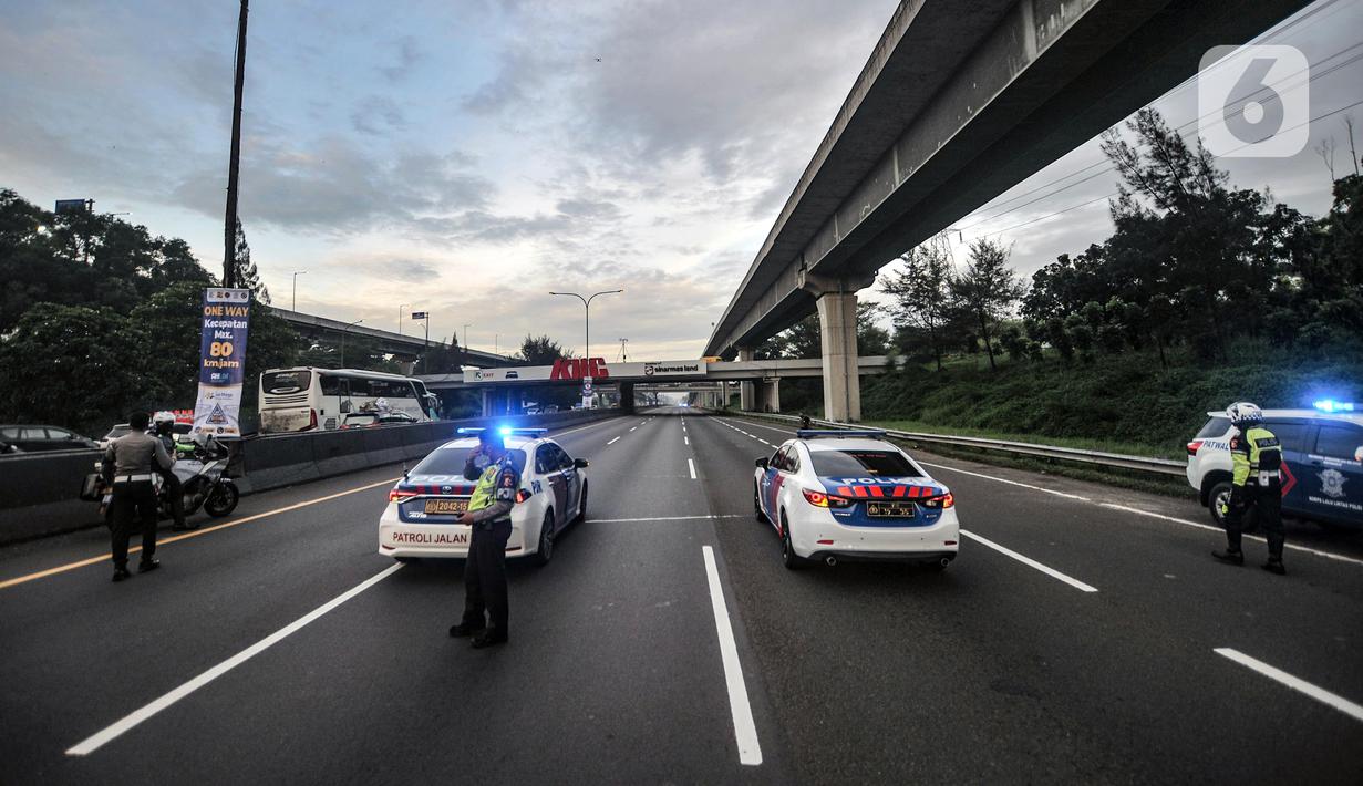 <p>Polisi memblokir jalan dengan mobil saat pemberlakuan sistem one way di ruas Tol Jakarta-Cikampek KM 47, Karawang, Jawa Barat, Kamis (28/4/2022). Kebijakan one way di ruas Tol Jakarta-Cikampek KM 47 hingga Tol Kalikangkung KM 414 diterapkan mulai hari ini sebagai upaya mengurai kemacetan kendaraan para pemudik. (Liputan6.com/Iqbal S. Nugroho)</p>