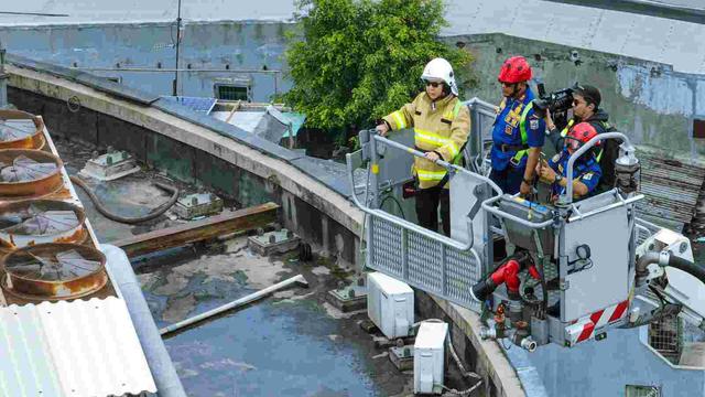 Penjabat (Pj) Gubernur Jakarta Teguh Setyabudi meninjau lokasi kebakaran Glodok Plaza, Mangga Besar, Jakarta Barat, Sabtu (18/1/2025).