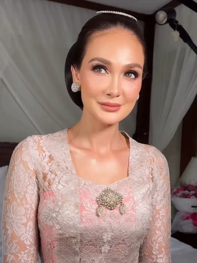 Luna Maya Kenakan Paes Jelang Pernikahan.