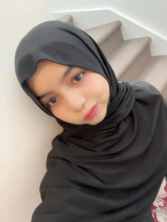 Melalui unggahan Instagram pribadinya, Sienna menunjukkan keterampilannya dalam bermakeup. [@siennn.kasya].