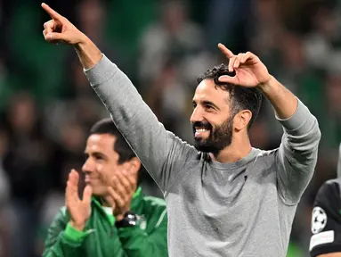Pelatih Sporting CP, Ruben Amorim merayakan kemenangan timnya pada laga Liga Champions 2024/2025 melawan Manchester City di Jose Alvalade, Lisbon, Portugal, Rabu (06/11/2024) WIB. (AFP/Patricia De Melo Moreira)