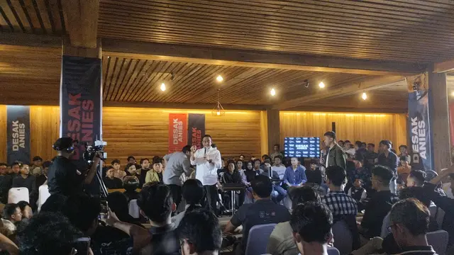 Anies Baswedan dalam sesi tanya jawab Desak Anies bersama kalangan anak muda di Kafe 150, Bandung, Jawa Barat, Rabu 29 November 2023.