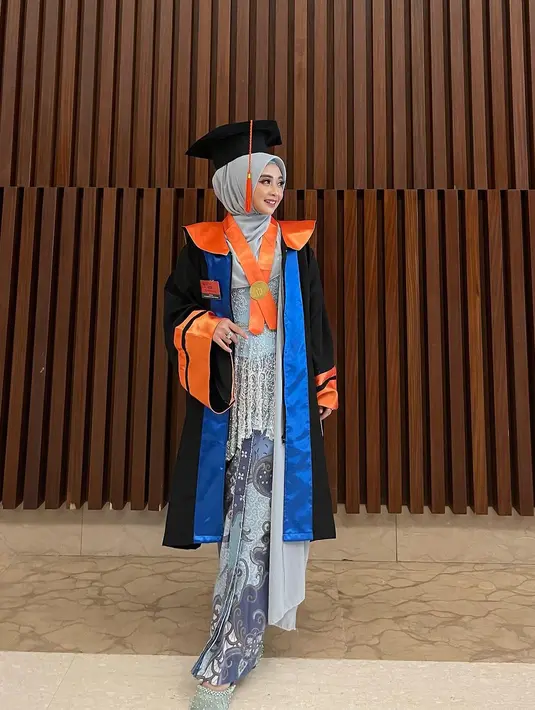 Perempuan dua oranga anak itu lulus pada awal tahun ini. Namun, ia baru saja menjalani wisuda pada akhir tahun. [Instagram/eganoviantika_98]