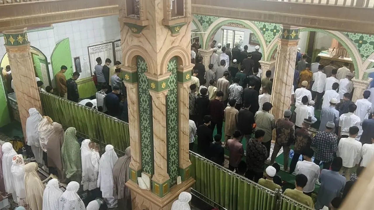 Salat Idulfitri di Masjid Raya Maninjau, Agam
