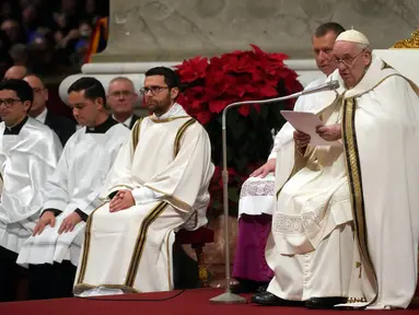 Paus Fransiskus memimpin Misa Malam Natal di Basilika Santo Petrus, Vatikan, 24 Desember 2022. Gereja Katolik Roma merayakan Natal menurut kalender Gregorian pada malam tanggal 24-25 Desember 2022. (AP Photo/Gregorio Borgia)