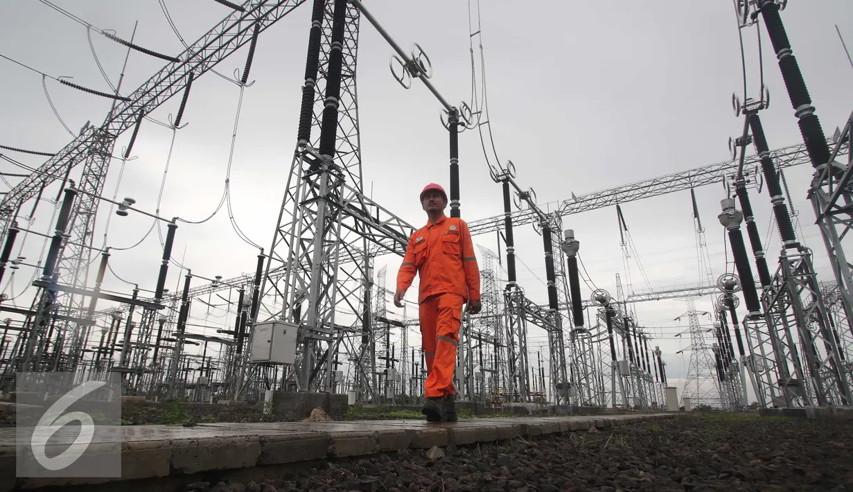 Pekerja memantau Gardu induk PLN Balaraja, Banten, Kamis (16/12). Pemasangan terafo tersebut diperuntukan untum perkuatan sistem kelistrikan Jakarta-Banten. (Liputan6.com/Angga Yuniar)