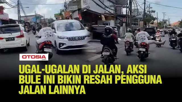 Aksi ugal-ugalan seorang warga negara asing (WNA) yang mengendarai motor tanpa helm di Jl. Gunung Soputan, Denpasar.