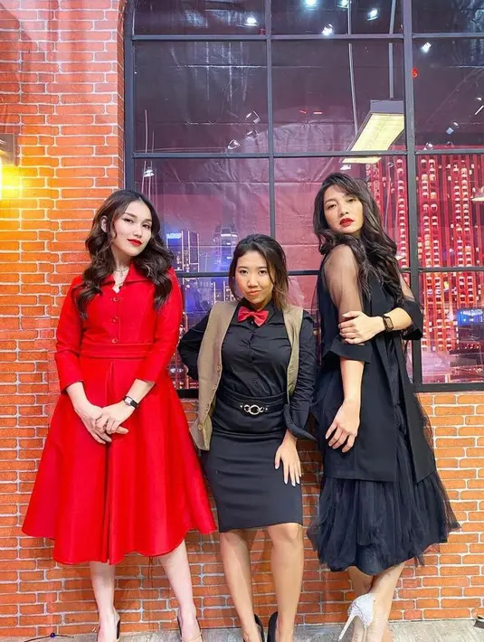 Potret Ayu Ting Ting ini sontak mencuri perhatian netizen. Betapa tidak, dress merah yang dikenakannya tampak sangat kontras dengan kulit putihnya hingga disebut netizen bak porselen. (Instagram/ayutingting92).