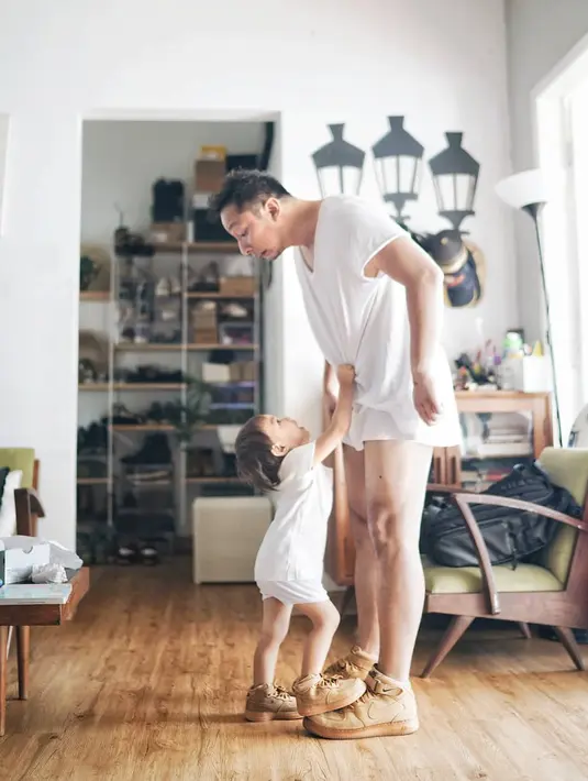 Beginilah cara Ringgo agar cara berpakaiannya disetujui oleh sang istri. Ia mendandani Bjorka dengan gayanya. (Foto: instagram.com/ringgoagus)