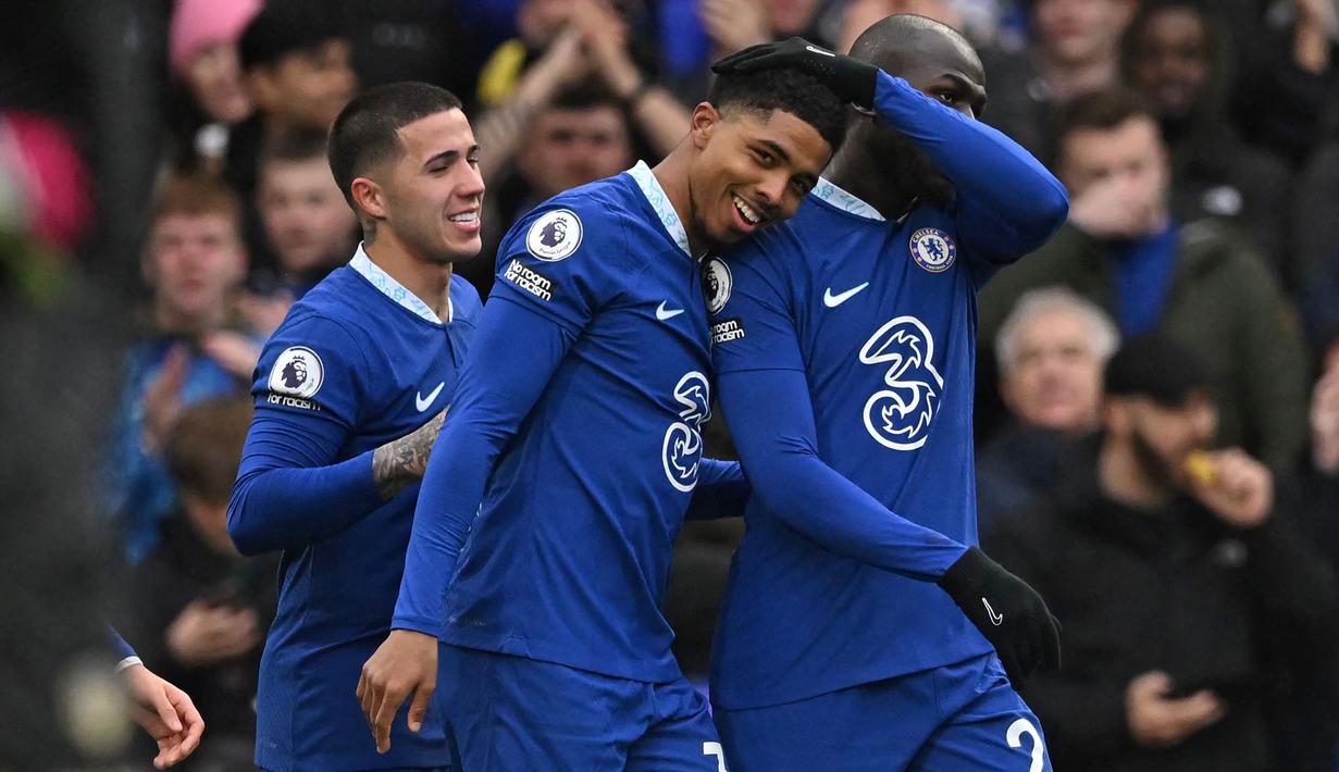Pemain Chelsea, Wesley Fofana (tengah) melakukan selebrasi bersama rekannya setelah mencetak gol ke gawang Leeds United pada laga pekan ke-26 Liga Inggris 2022/2023 yang berlangsung di Stamford Bridge, London, Sabtu (05/03/2023) malam WIB. The Blues berhasil menang dengan skor 1-0. (AFP/Justin Tallis)