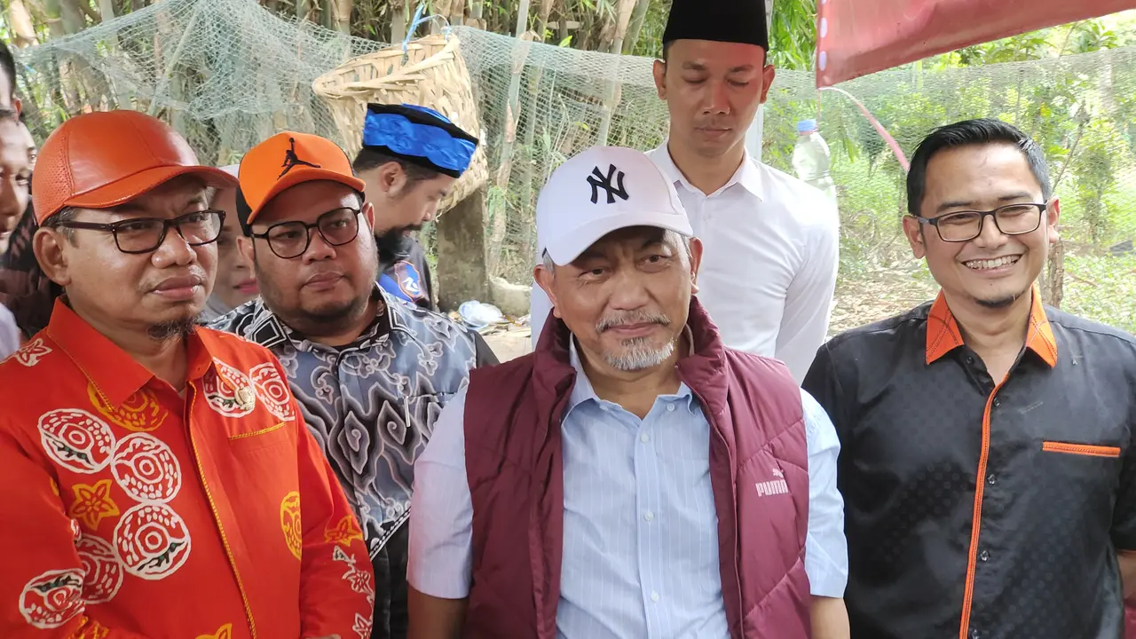 Presiden PKS, Ahmad Syaikhu saat mengikuti kegiatan penanganan sampah di Kampung 99, Kecamatan Limo, Kota Depok.