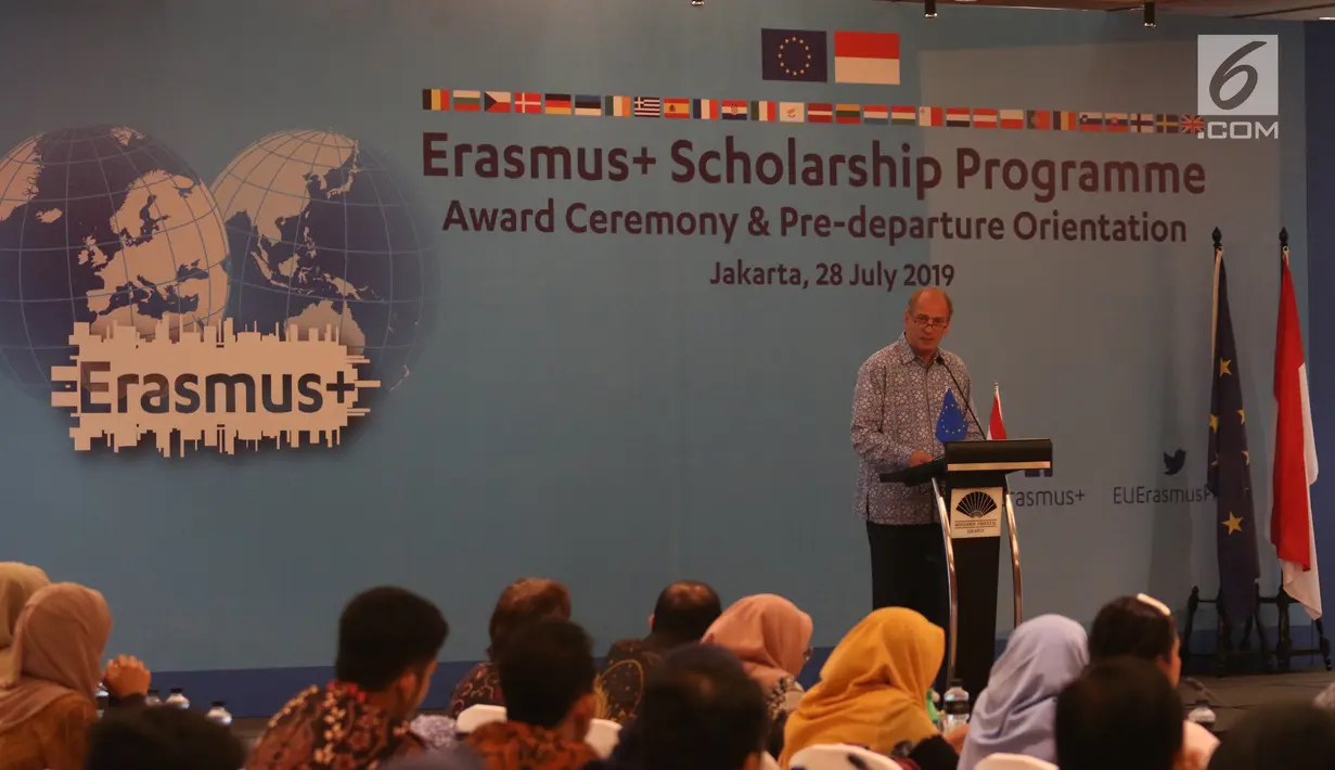 Charge d'affaires a.i., Delegation of the European Union to Indonesia and Brunei Darussalam Charles-Michel Geurts memberi sambutan saat "Award Ceremony, Pre-Deperture Orientation and Alumni Gathering di Jakarta, Minggu (28/7/2019). (Liputan6.com/Angga Yuniar)