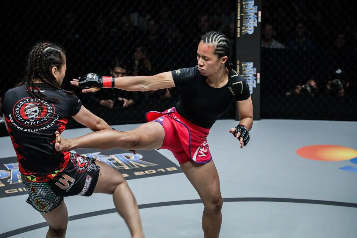Petarung ONE Championship putri asal Indonesia, Priscilla Hertati Lumban Gaol (kanan)