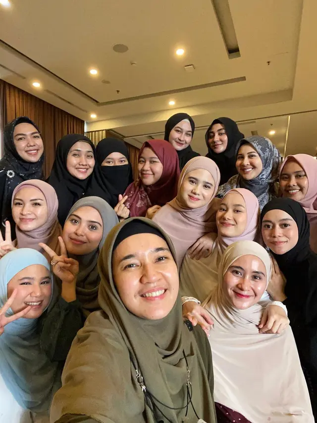 6 Potret Seleb Pengajian Bareng, Lesti Kejora Ikut Kumpul Lagi