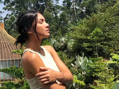 Dari akun Instagram pribadinya, wanita kelahiran 2 Juli 1994 ini terlihat sering mengunggah foto saat berada di alam.  Ia juga beberapa kali memilih untuk berlibur di alam Indonesia dibandingkan luar negeri. (Liputan6.com/IG/@angelagilsha)