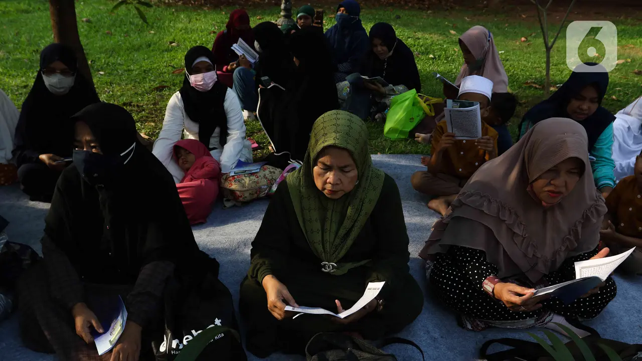 Menunggu Waktu Berbuka Puasa di Masjid Raya Jakarta Islamic Center