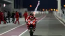 Pembalap Ducati, Andrea Dovizioso berselebrasi usai berhasil memenangkan seri pembuka MotoGP di Sirkuit Internasional Losail di Doha, Qatar (10/3). Ini kemenangan kedua beruntun Dovizioso di MotoGP Qatar. (AFP Photo/Karim Jaafar)