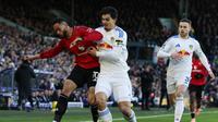 Striker MU, Matheus Cunha (kiri) berebut bola dengan Pascal Struick dari Leeds United dalam lanjutan Liga Inggris 2025/2026 di Elland Road, Minggu (4/1/2026) malam WIB. (Darren Staples / AFP)