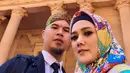 Penyanyi Mulan Jameela dan Ahmad Dhani foto bersama di depan situs bersejarah Petra yang berada di Amman, Yordania. Mulan Jameela dan Ahmad Dhani sedang menjalani wisata religi. (Instagram/@mulanjameela1)
