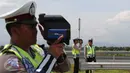 Polisi gunakan alat pendeteksi laju kendaraan di ruas tol Cikampek-Palimanan KM.165, Majalengka, (14/12). Perihal mengenai kecepatan kendaraan di jalan tol, diharapkan mengurangi kecelakaan akibat kendaraan yang melaju cepat. (Liputan6.com/Angga Yuniar)