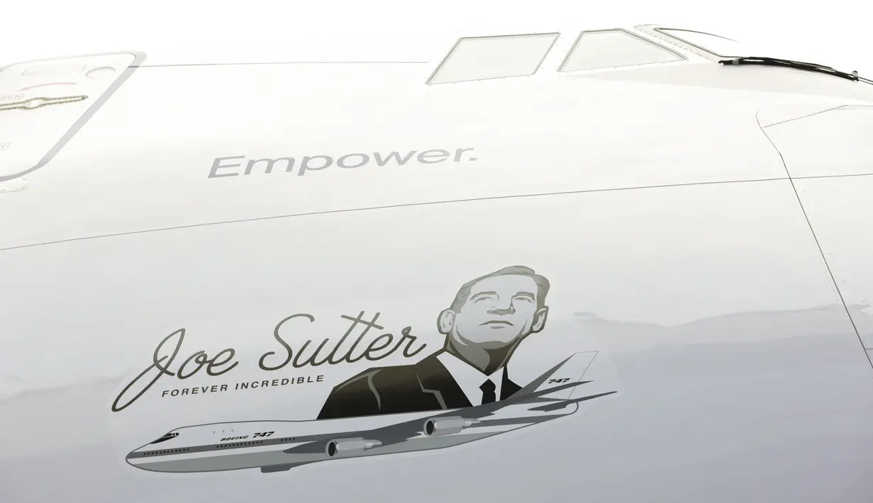 Gambar Insinyur Boeing Joe Sutter, yang dikenal sebagai 'bapak 747', digambarkan di bagian luar pesawat Boeing 747 terakhir, dalam sebuah upacara untuk menandai pengirimannya, di Boeing Future of Flight Museum di Everett, Washington, pada 31 Januari 2023. Acara itu diakhiri dengan penampilan selebritas John Travolta, yang menceritakan pengalaman belajar menerbangkan 747-400 sebagai duta Qantas Airlines. (Jason Redmond / AFP)