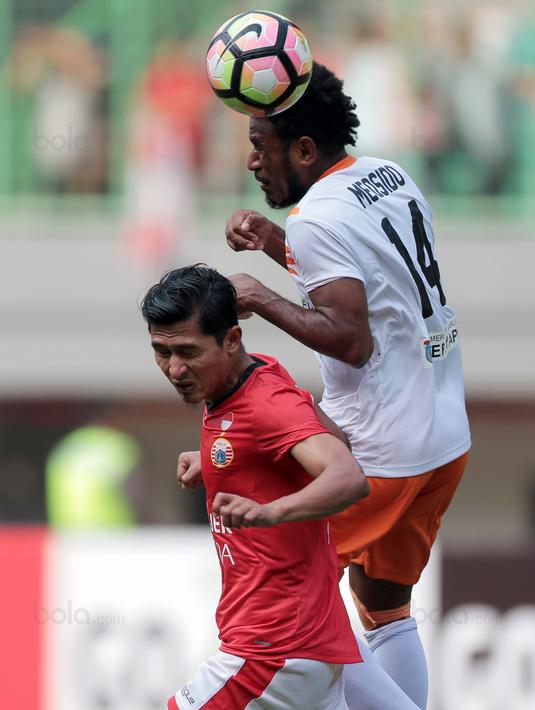 Duel pemain Persija Jakarta, Rudi Widodo (kiri) dan pemain Perseru Serui, Ronaldo Meosido pada lanjutan Liga 1 2017 di Stadion Patriot Bekasi, Selasa (19/9/2017). Persija menang 1-0. (Bola.com/Nicklas Hanoatubun)