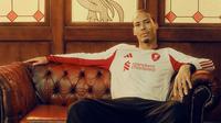 Virgil van Dijk&nbsp;dengan jersey away Liverpool untuk musim 2025/2026. (Liverpool FC Official)