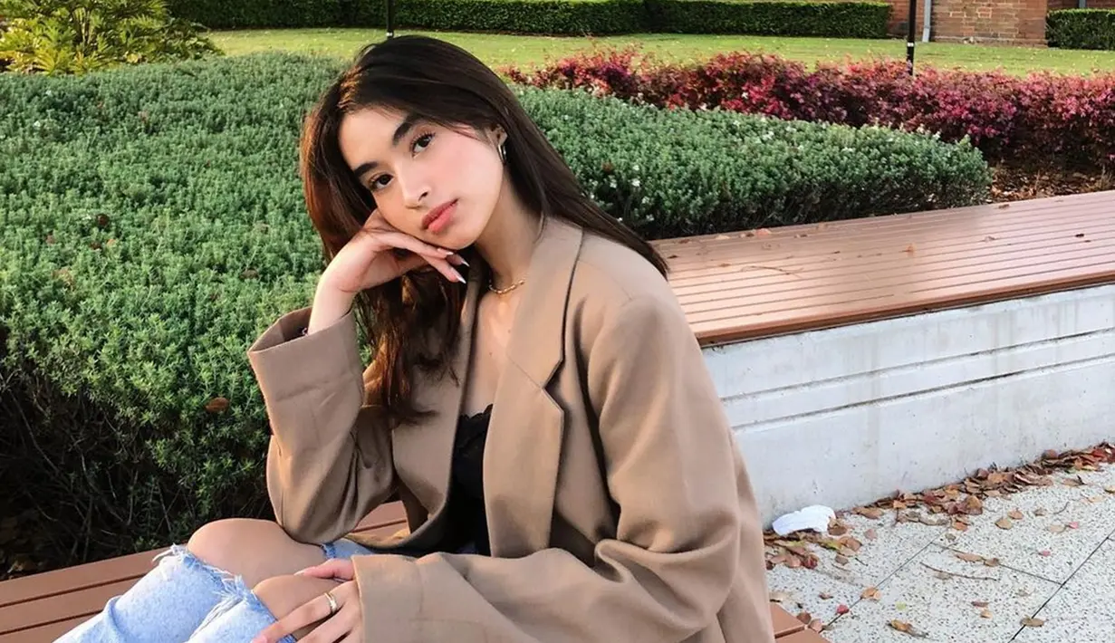 Pose topang dagu merupakan pose sederhana ketika berfoto yang kerap menjadi pilihan agar tidak mati gaya. Meski terlihat simpel, namun pose tersebut rupanya pose andalan bagi banyak wanita, begitu juga dengan Nadia Raisya. Artis berusia 21 tahun ini sering terlihat berpose hanya dengan bertopang dagu di laman Instagram pribadinya. (Liputan6.com/IG/@nadiaraysa)