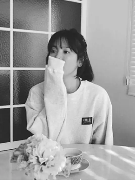 Di foto kedua, Song Hye Kyo tampak sedang melihat ke arah lain. Walaupun tidak mengenakan makeup, akan tetapi ia tetap cantik menawan. (Foto: instagram.com/kyo1122)