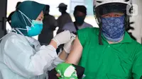 Mitra driver melakukan vaksinasi di Kemayoran, Jakarta (29/4/2021). Vaksinasi yang melibatkan puluhan ribu mitra driver di Jakarta merupakan kolaborasi masif Gojek, Halodoc, dan pemerintah untuk mempercepat vaksinasi pada kelompok masyarakat pekerja transportasi. (Liputan6.com/HO/Ading)