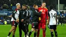 Dengan skor imbang 6-6 dengan masing-masing penjaga gawang melakukan penyelamatan, sepakan Idrissa Gueye dari Everton kemudian membentur tiang gawang sebelah kiri. Bek tengah Fulham, Adarabioyo, kemudian maju untuk mencetak gol penentu kemenangan. (Peter Byrne/PA via AP)