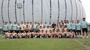 Para pemain dan ofisial tim Timnas Indonesia U-16 yang dipersiapkan untuk ajang Piala AFF U-16 2024 berfoto bersama pelatih Nova Arianto usai menjalani latihan di lapangan latihan Jakarta International Stadium (JIS), Jakarta, Minggu (31/03/2024) sore. (Bola.com/Abdul Aziz)